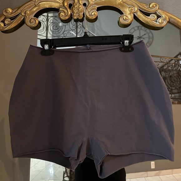 Skims Raw Edge Short - Picture 3 of 3